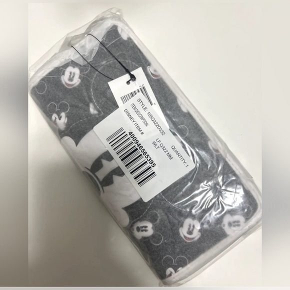 NIP Mickey Mouse Loungefly Wallet. 🤗 PRICED TO SELL🤗 LAST ONE🤑 - Picture 5 of 5